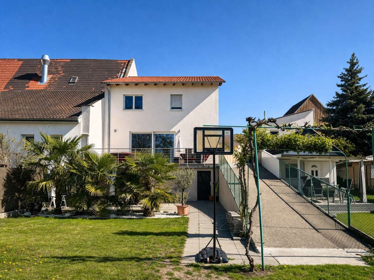 Neubau - Hausansicht aus dem Garten