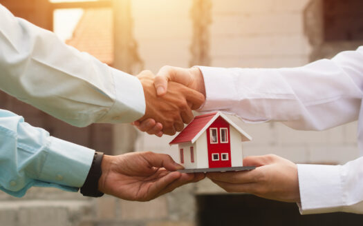 Vertrauensvoller Abschluss: Erfolgreiche Vereinbarung beim Immobilienverkauf Der Immobilienmakler und der Verkäufer geben sich die Hand und treffen Vereinbarungen zum Verkauf von einer Immobilie.